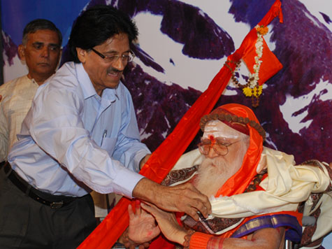 Janmabhoomi chief editor kundan vyas honouring swamiji